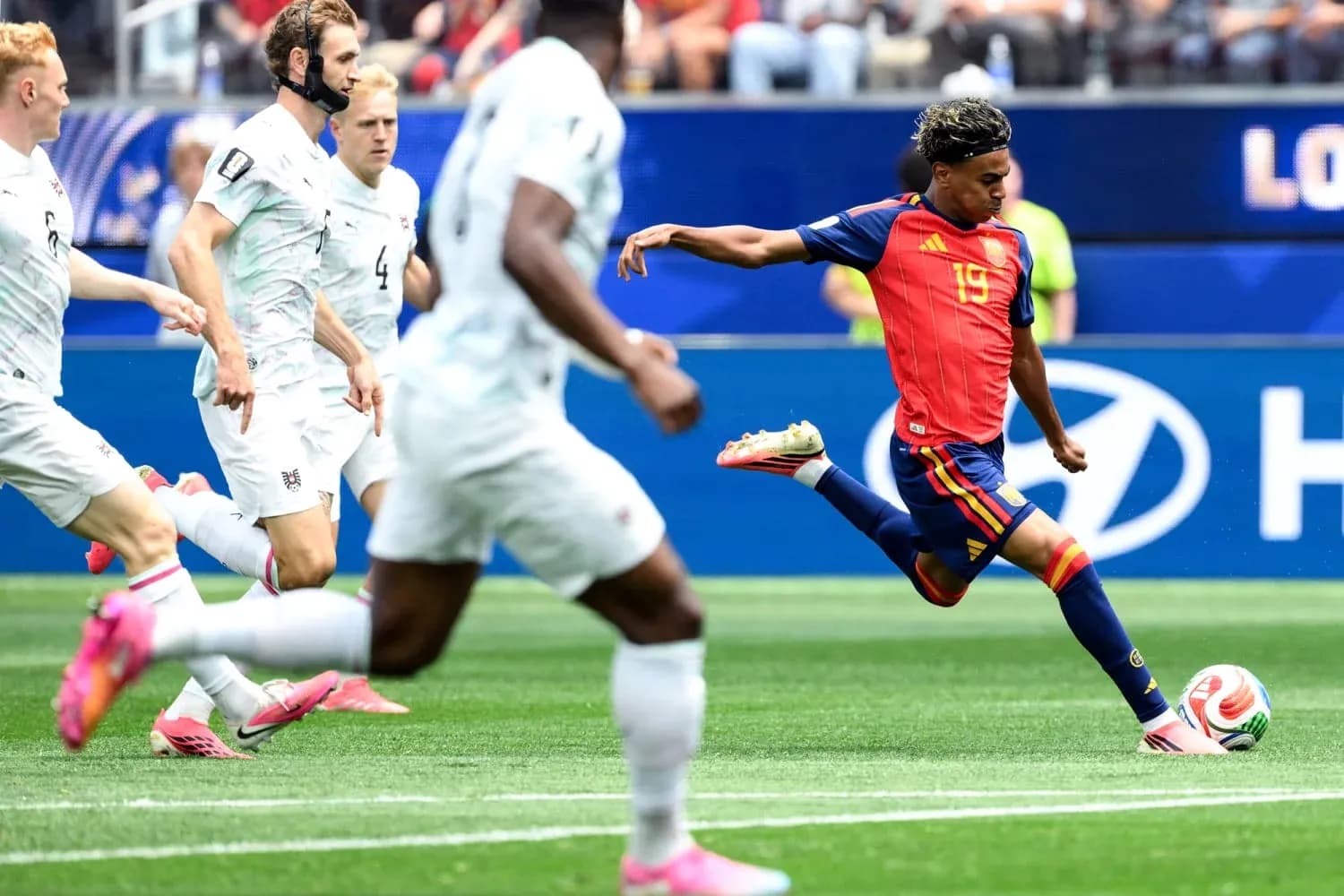 Jugador de España chutando el balón Jugador de España chutando el balón