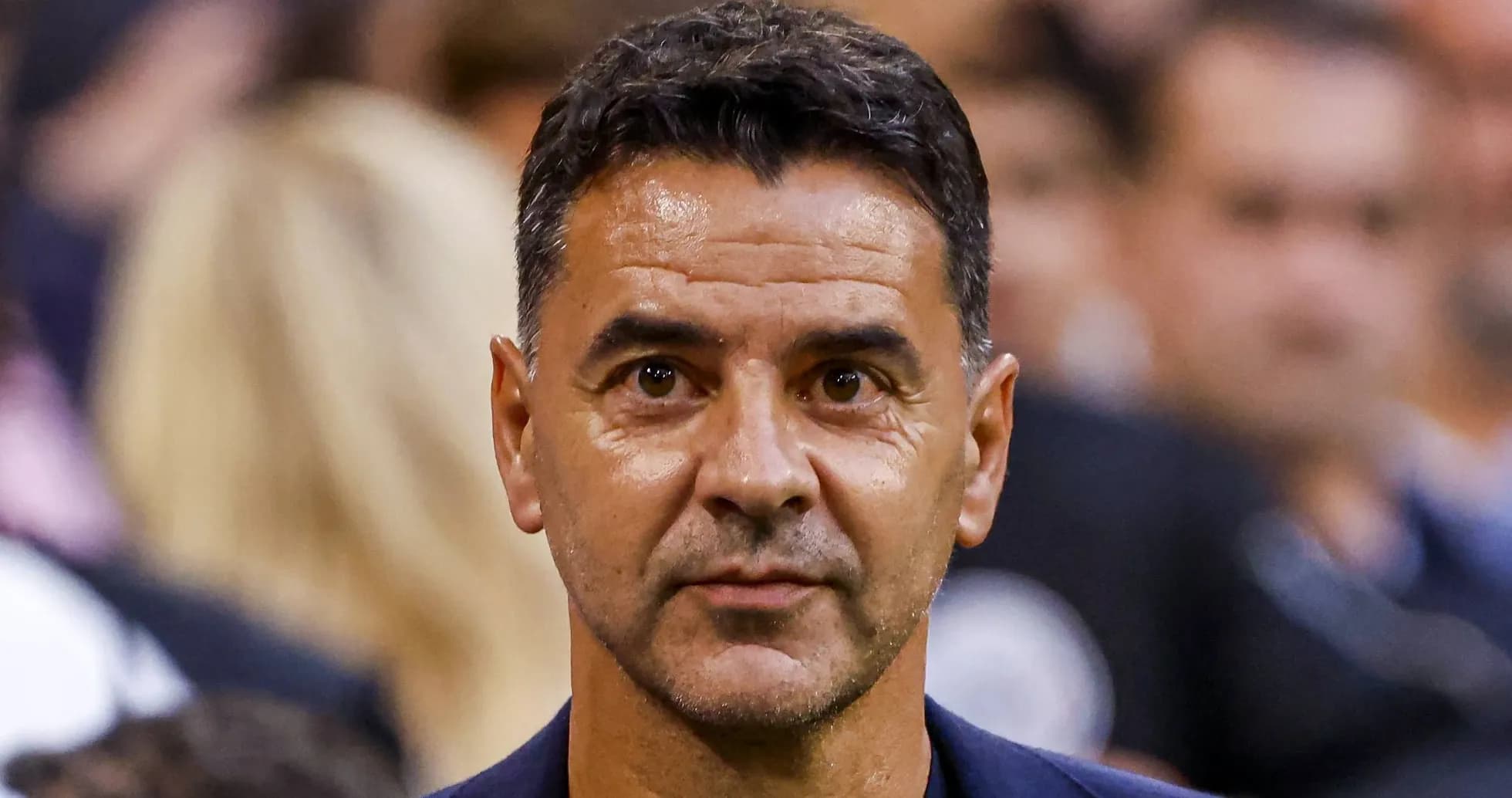 Entrenador observando el partido desde la grada Entrenador observando el partido desde la grada