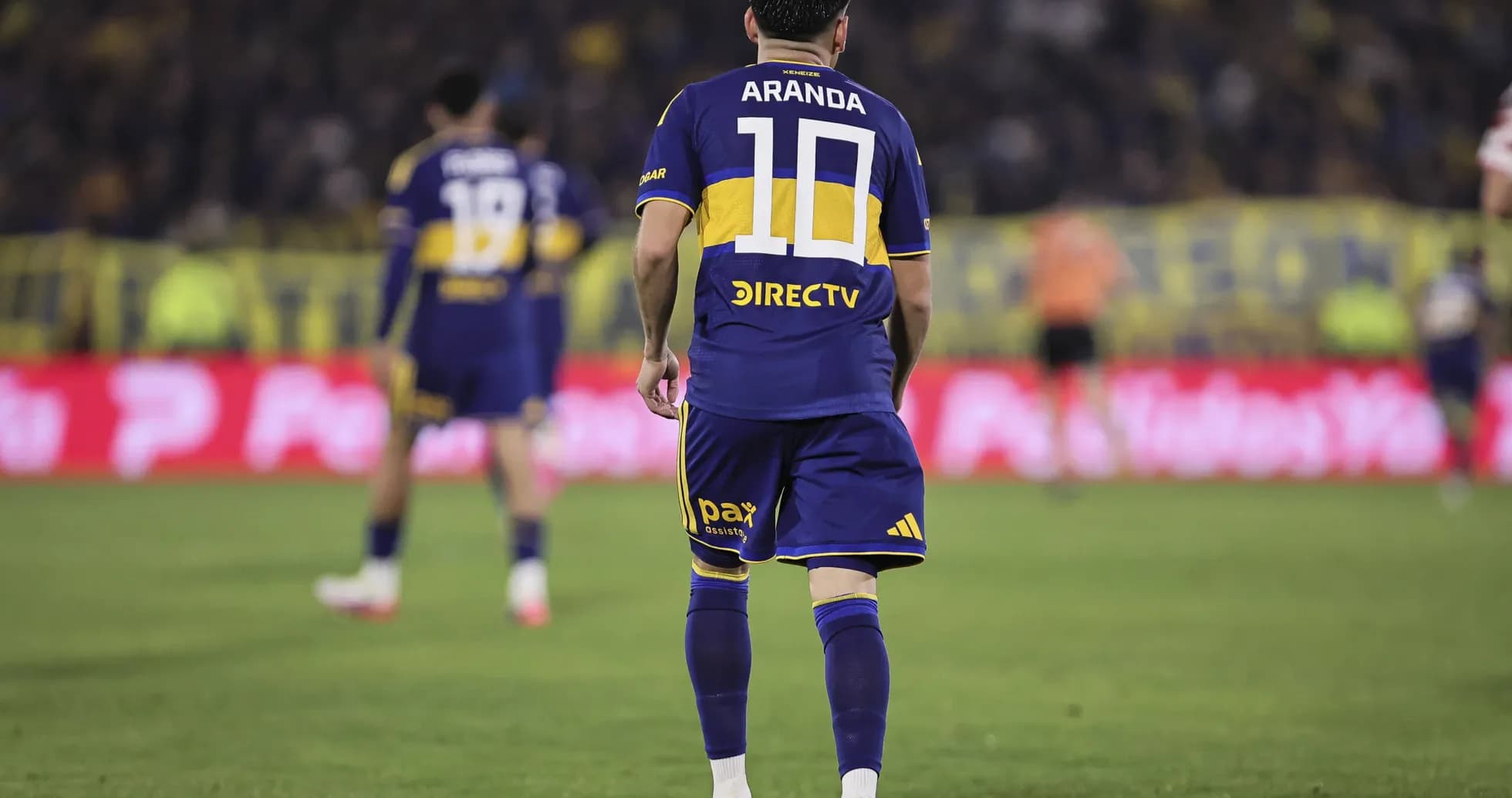 Jugador con camiseta número 10 durante el partido Jugador con camiseta número 10 durante el partido