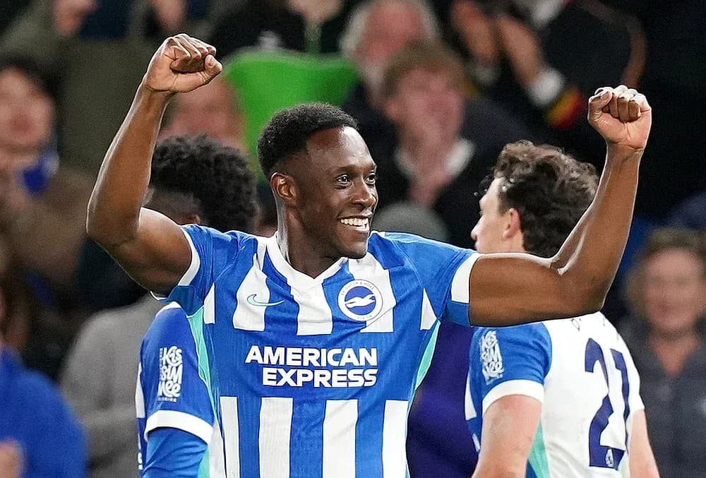 Jugador de Brighton celebra un gol en el partido Jugador de Brighton celebra un gol en el partido