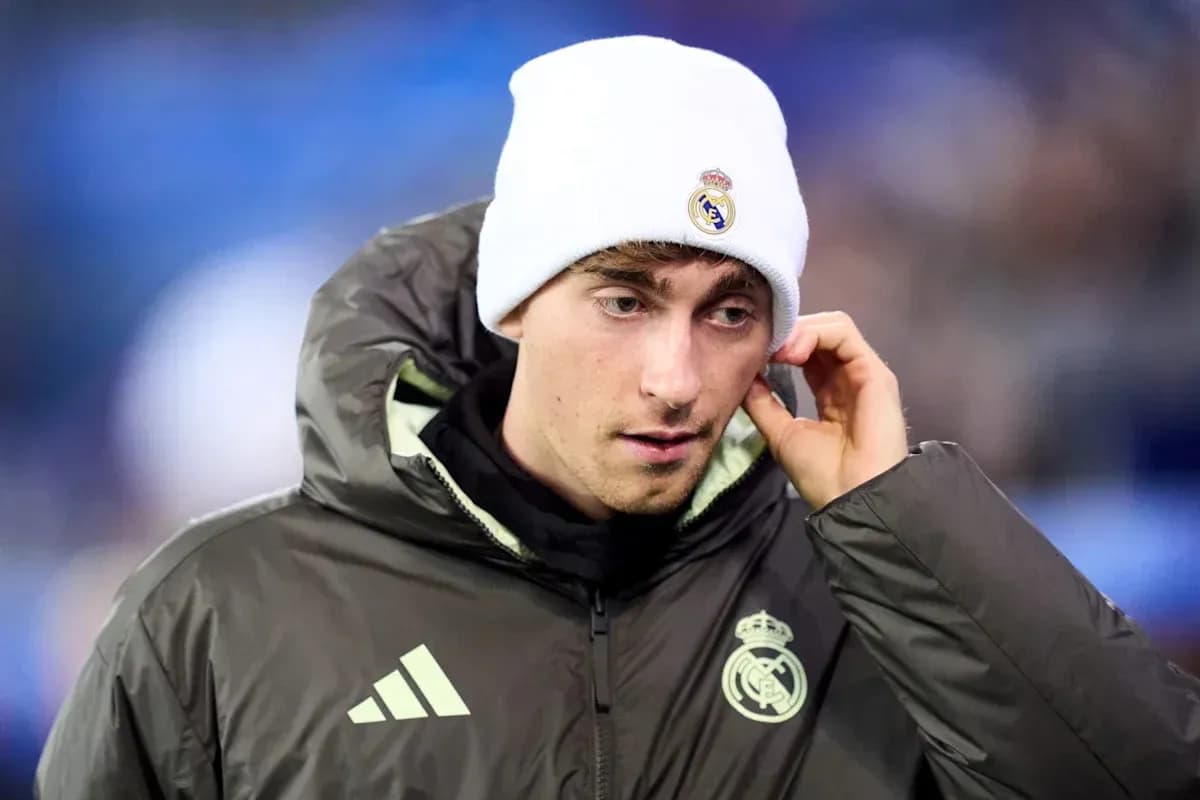 Jugador de Real Madrid con gorro en el campo Jugador de Real Madrid con gorro en el campo