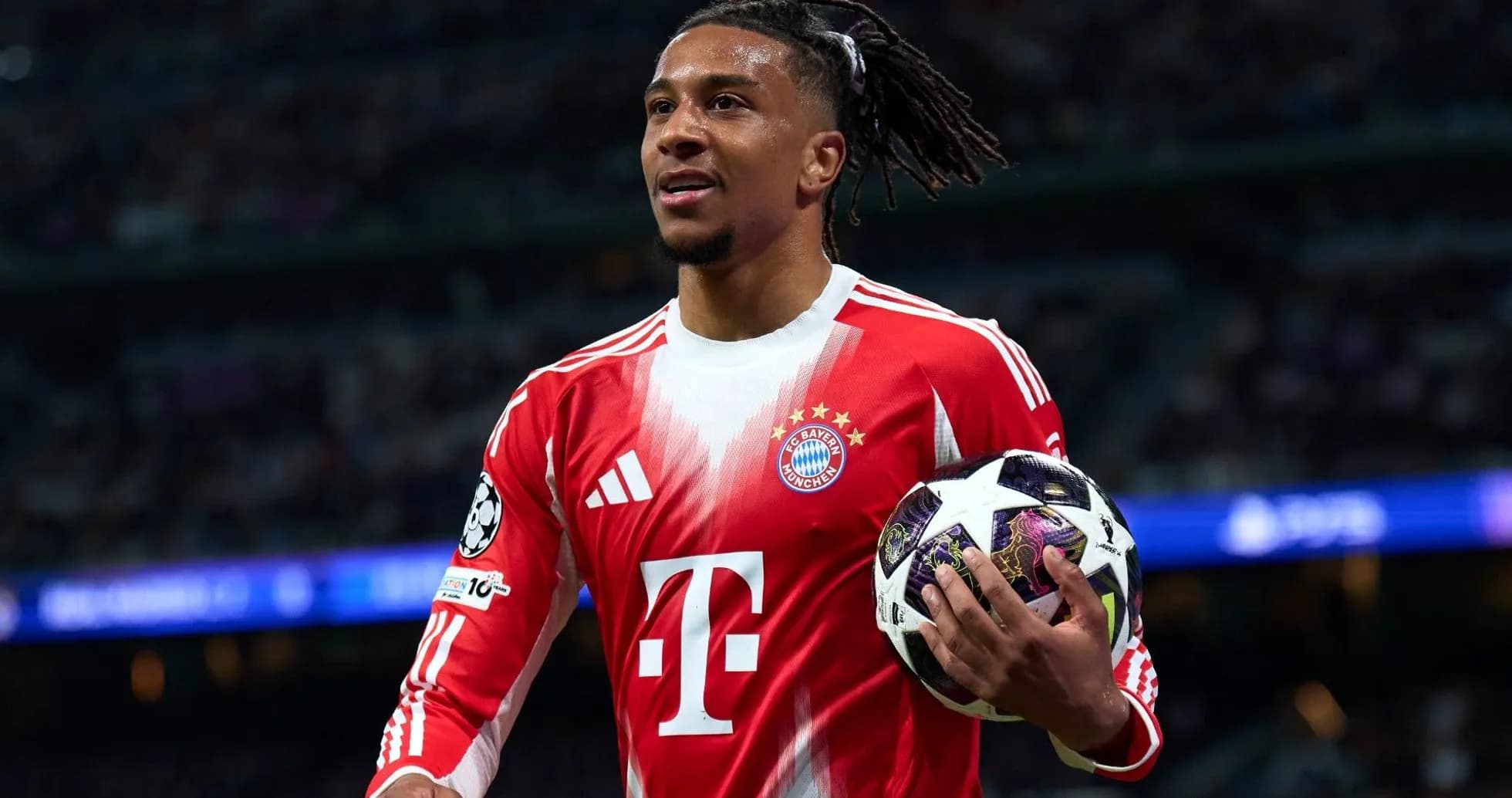 Jugador de Bayern Múnich sosteniendo un balón Jugador de Bayern Múnich sosteniendo un balón