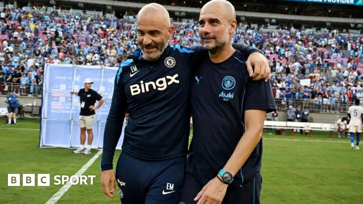 Entrenadores abrazándose en el campo después del partido Entrenadores abrazándose en el campo después del partido