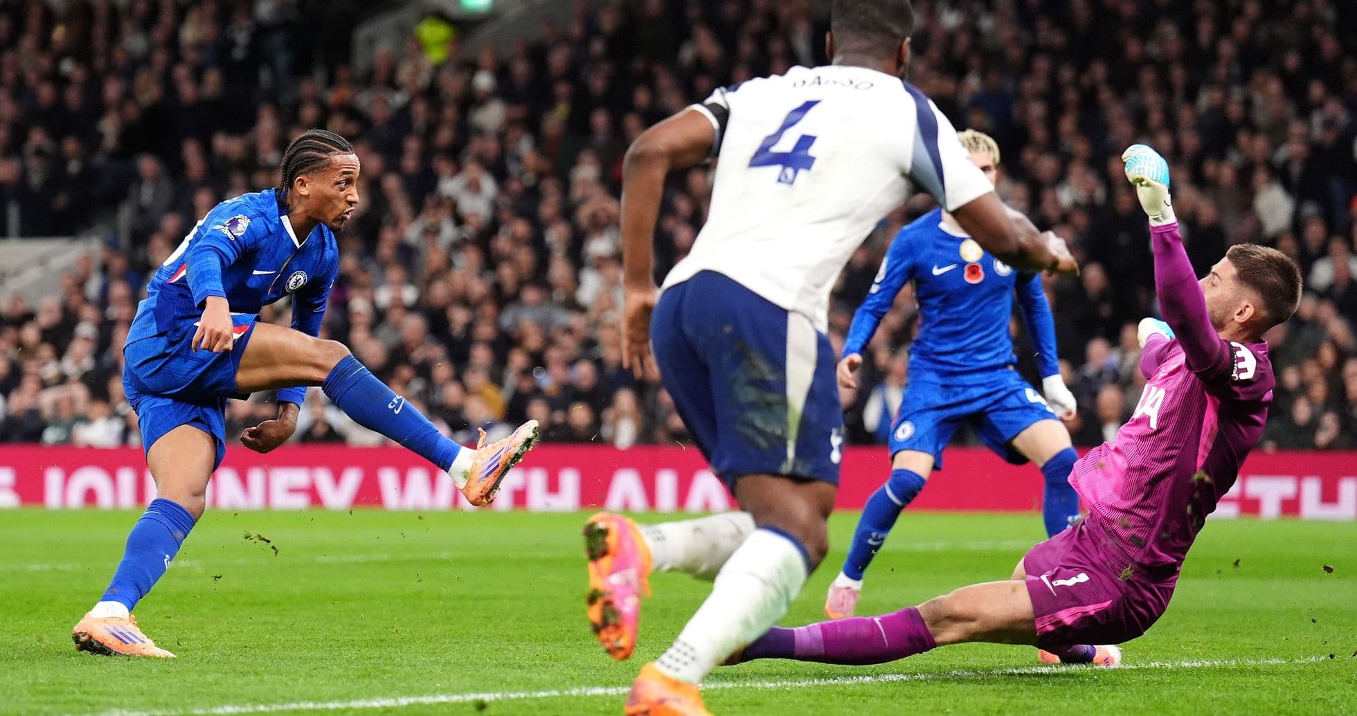 Jugador de Chelsea disparando a puerta contra Tottenham Jugador de Chelsea disparando a puerta contra Tottenham