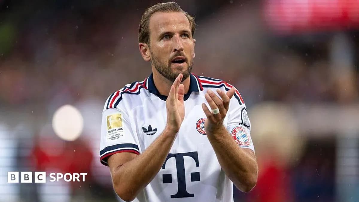 Jugador aplaudiendo con camiseta del Bayern Múnich Jugador aplaudiendo con camiseta del Bayern Múnich