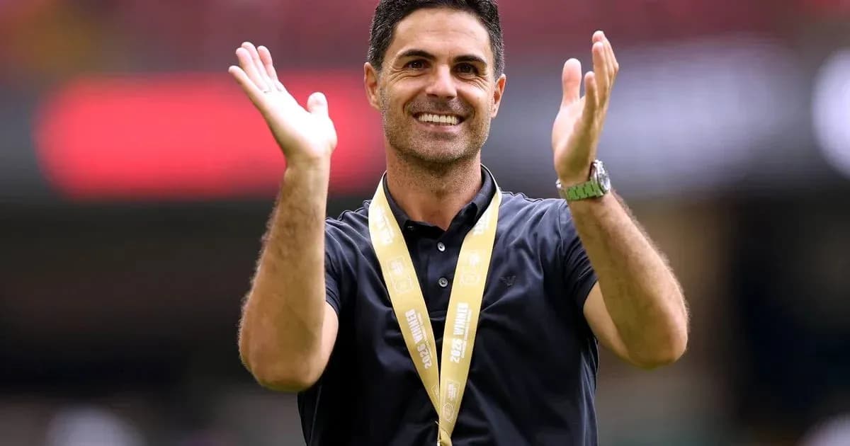 Entrenador aplaudiendo con medalla alrededor del cuello Entrenador aplaudiendo con medalla alrededor del cuello