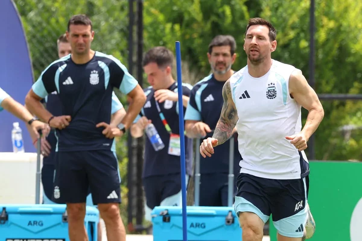 Lionel Messi corriendo durante entrenamiento con el equipo Lionel Messi corriendo durante entrenamiento con el equipo