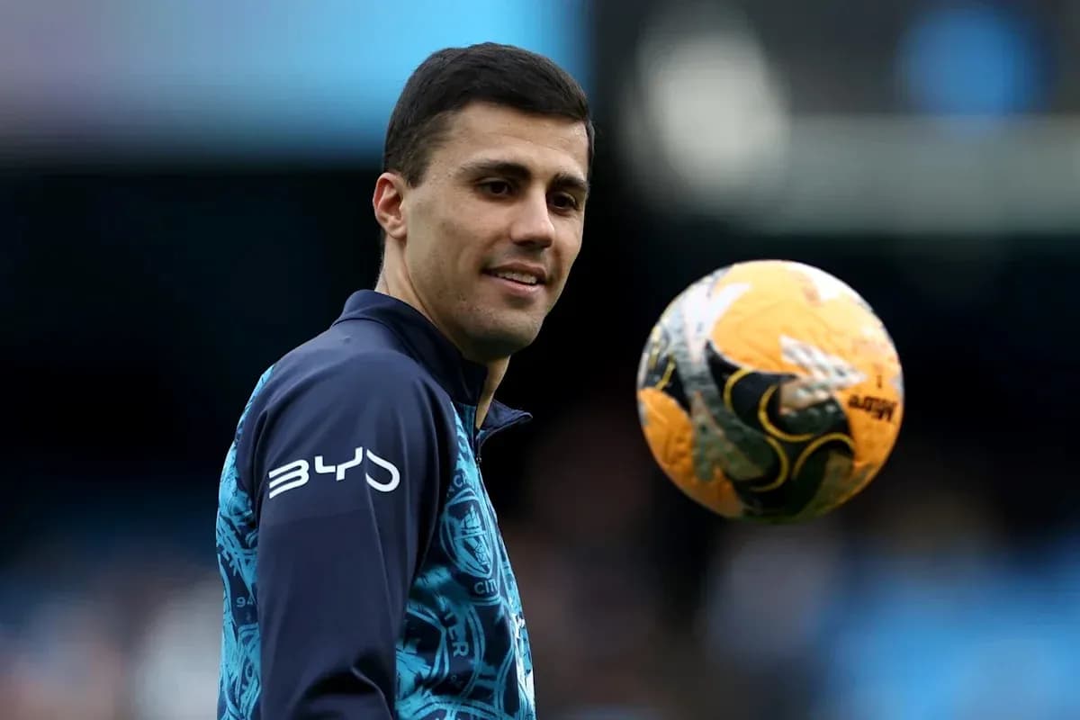Jugador sosteniendo un balón durante calentamiento Jugador sosteniendo un balón durante calentamiento