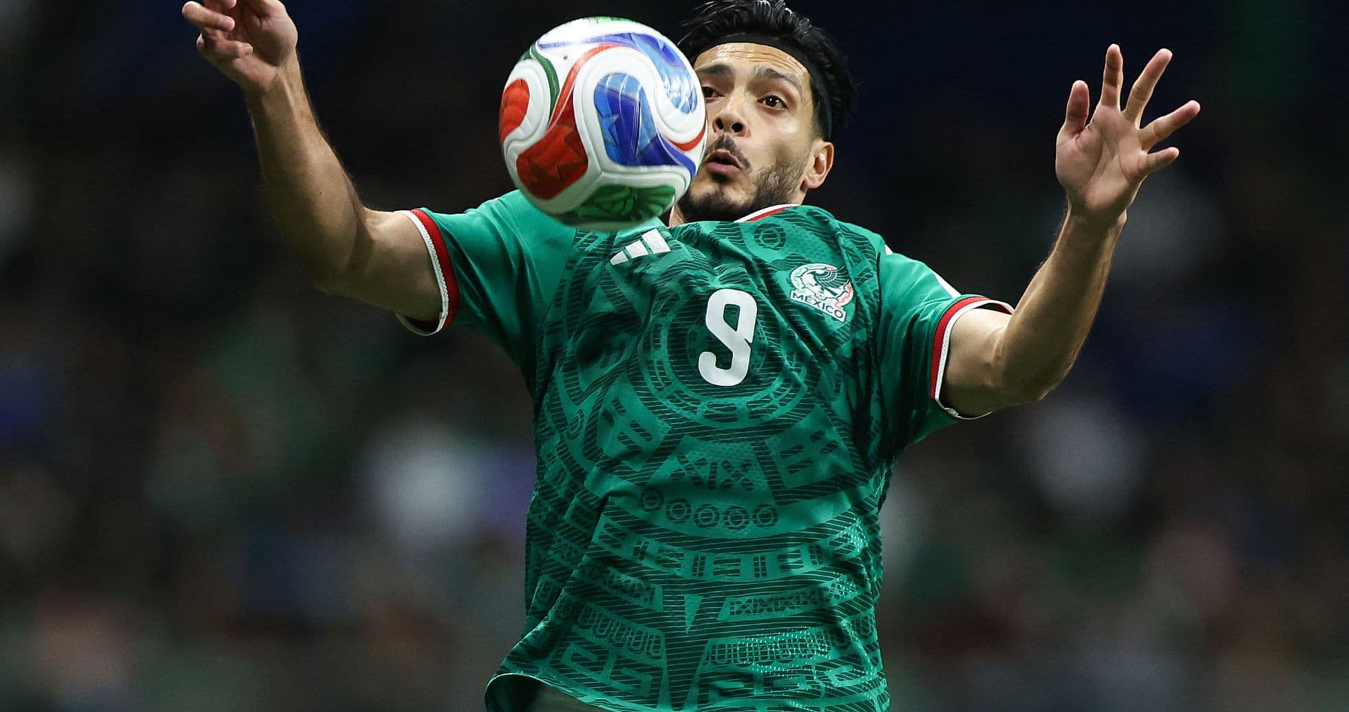 Jugador de México controlando el balón en el aire Jugador de México controlando el balón en el aire