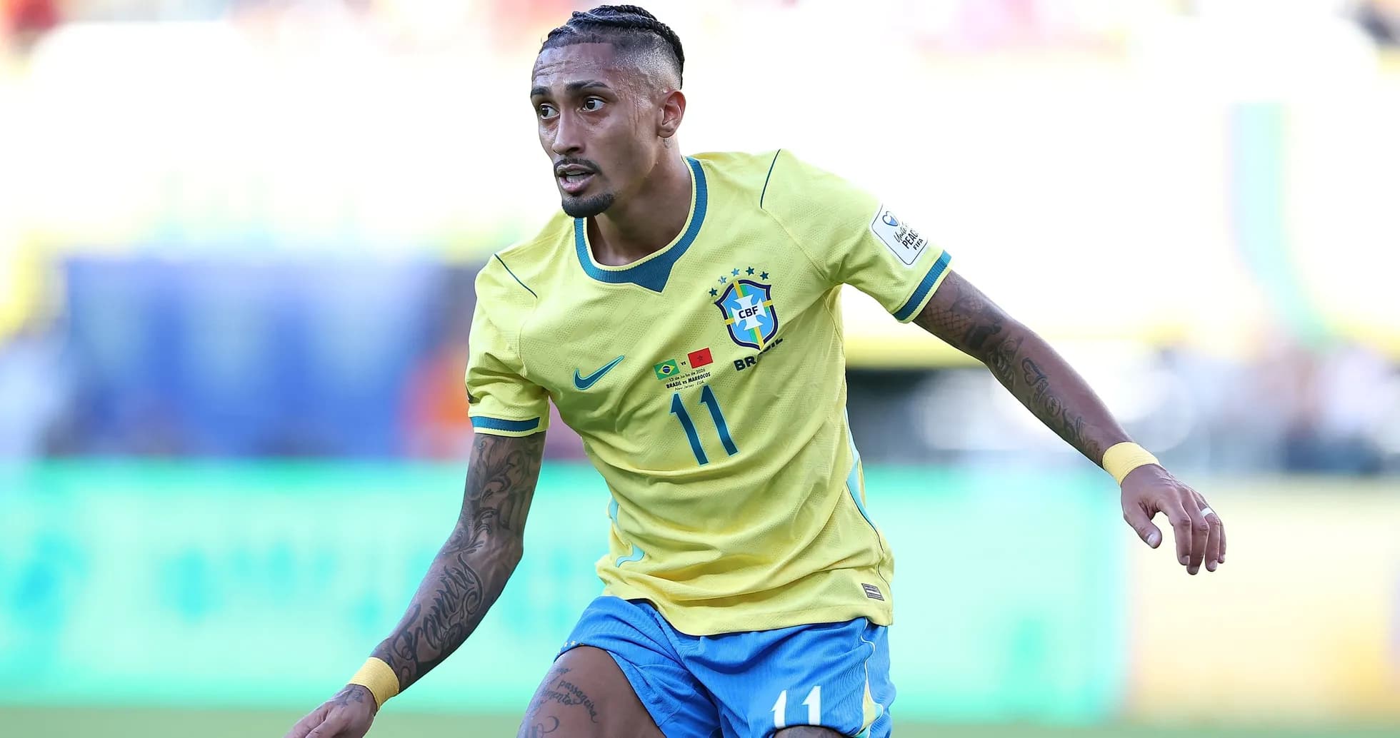 Jugador de Brasil corriendo en el campo de juego Jugador de Brasil corriendo en el campo de juego