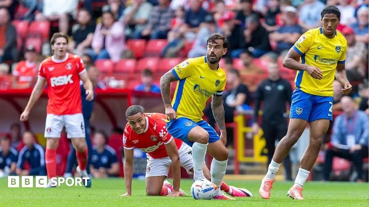 Jugadores de Portsmouth y Charlton en acción durante partido Jugadores de Portsmouth y Charlton en acción durante partido