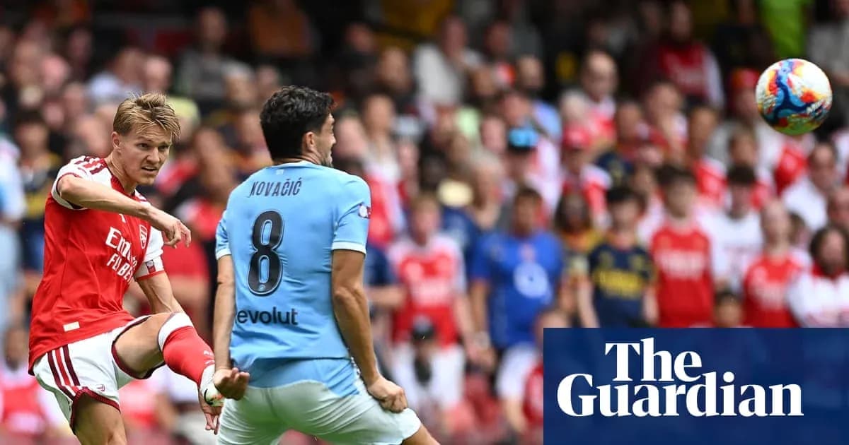 Jugador de Arsenal realizando un pase durante el partido Jugador de Arsenal realizando un pase durante el partido
