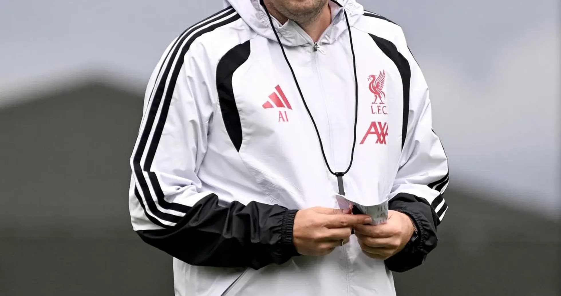 Entrenador de Liverpool en sesión de entrenamiento Entrenador de Liverpool en sesión de entrenamiento