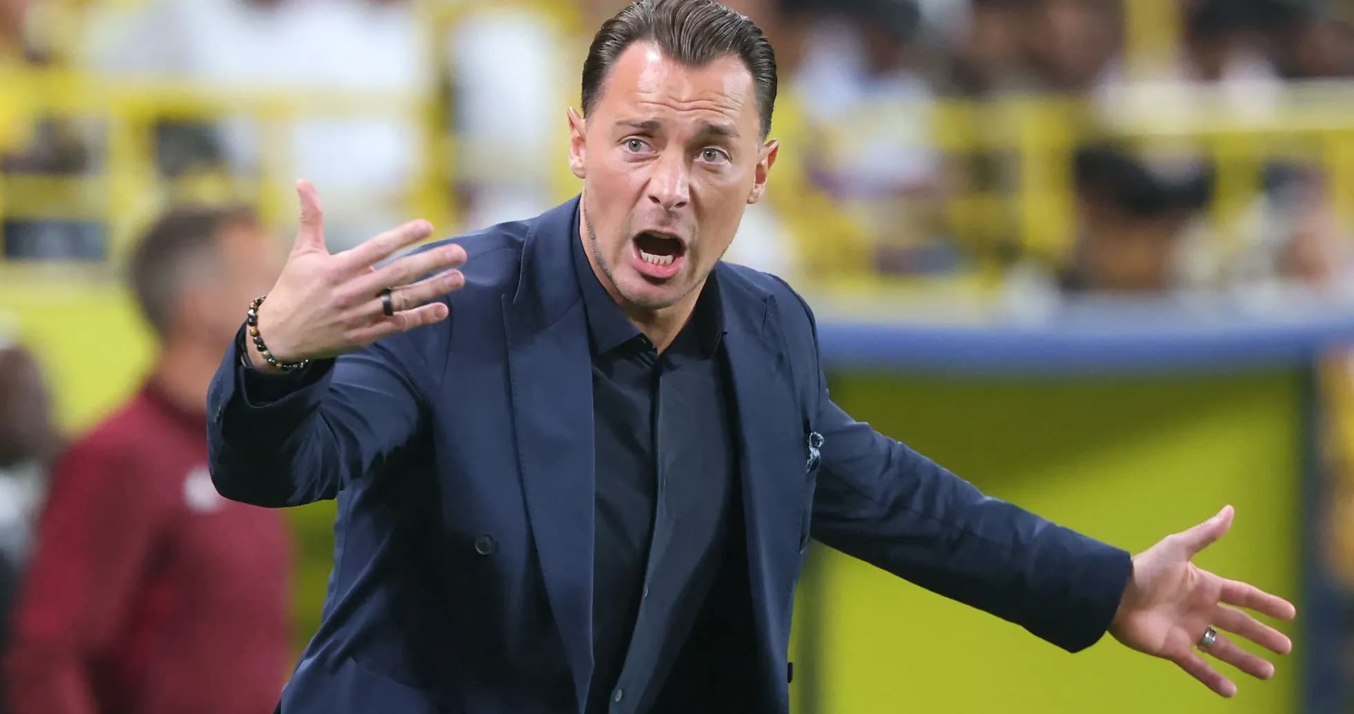 Entrenador gesticulando en el área técnica durante partido Entrenador gesticulando en el área técnica durante partido