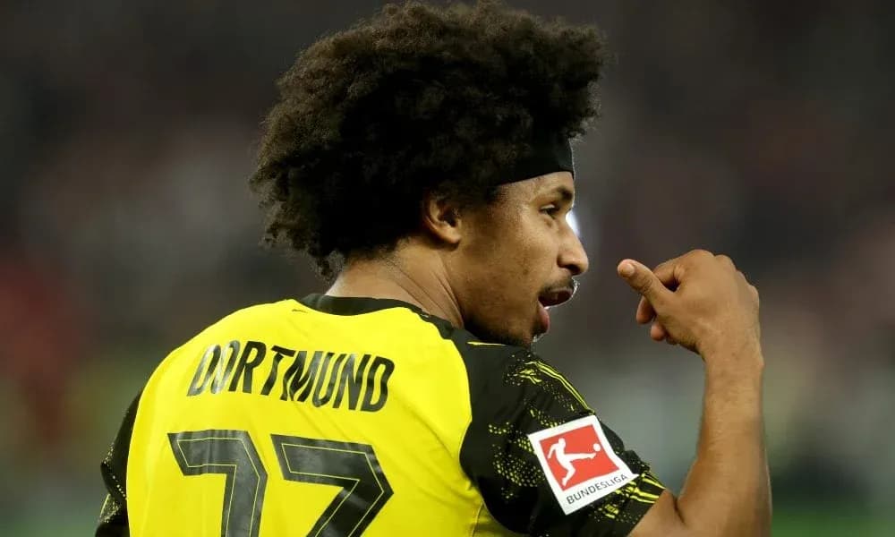 Jugador de Dortmund con camiseta amarilla en acción Jugador de Dortmund con camiseta amarilla en acción
