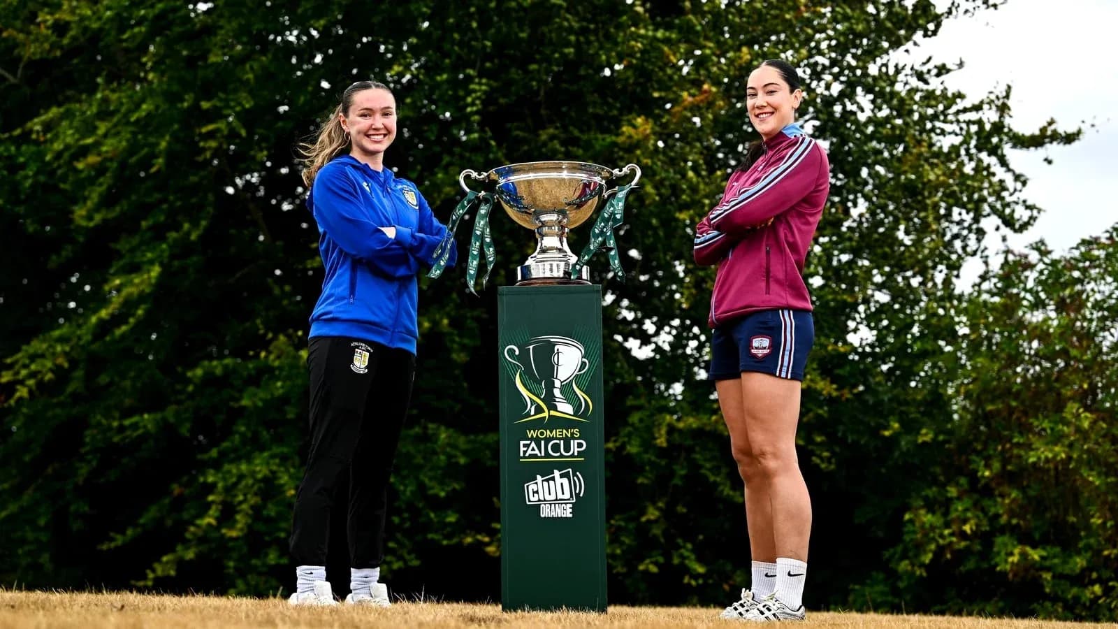 Jugadoras posando con el trofeo de la Copa FAI femenina Jugadoras posando con el trofeo de la Copa FAI femenina