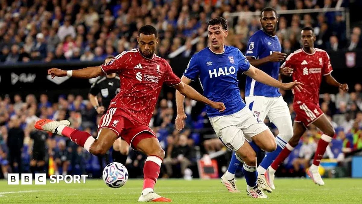Jugador de Liverpool despejando el balón en partido Jugador de Liverpool despejando el balón en partido