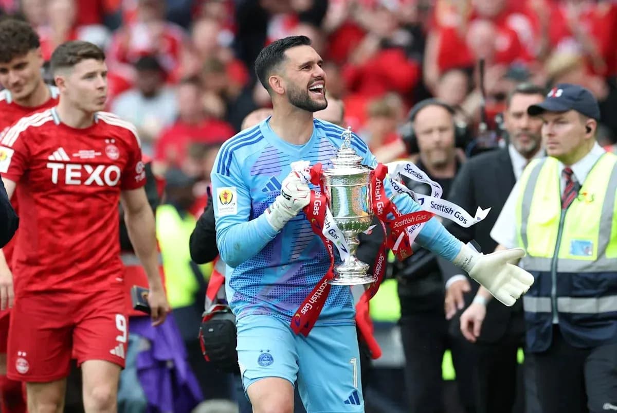 Portero levantando trofeo en celebración tras partido Portero levantando trofeo en celebración tras partido