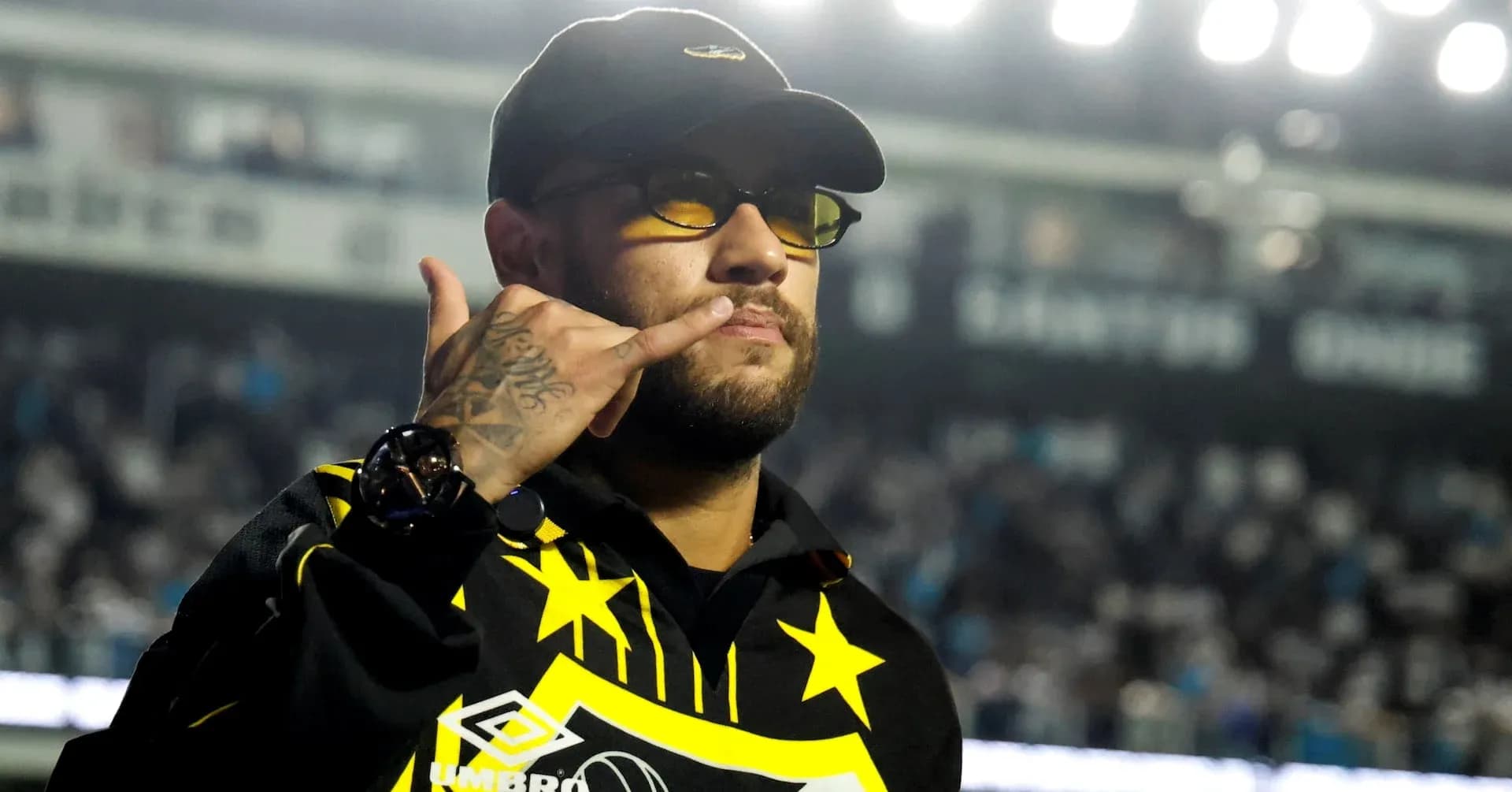Jugador haciendo un gesto de saludo en el estadio Jugador haciendo un gesto de saludo en el estadio