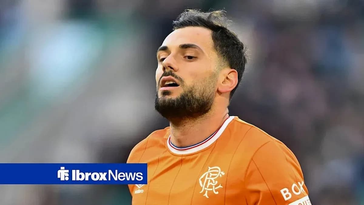Jugador de Rangers en camiseta naranja durante partido Jugador de Rangers en camiseta naranja durante partido