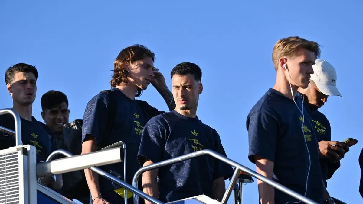 Jugadores descendiendo de un autobús en el entrenamiento Jugadores descendiendo de un autobús en el entrenamiento