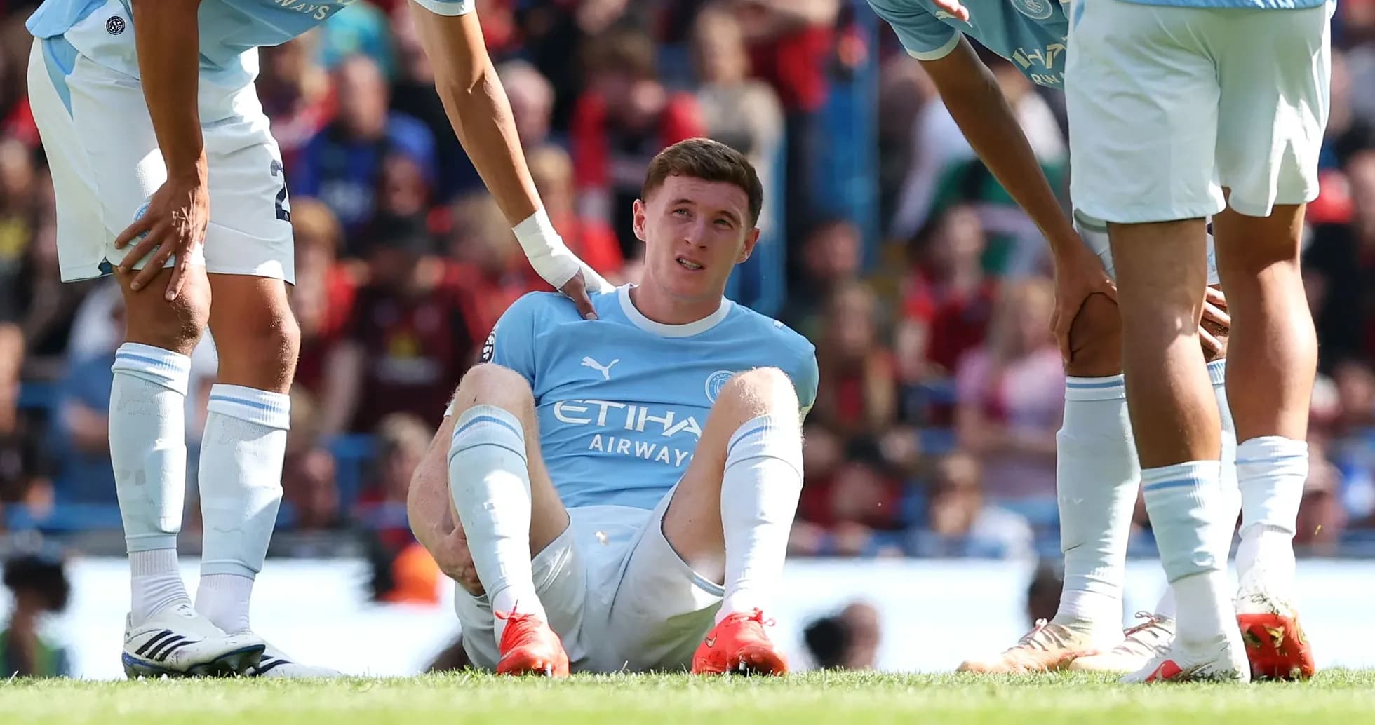 Jugador de Manchester City sentado tras una lesión Jugador de Manchester City sentado tras una lesión