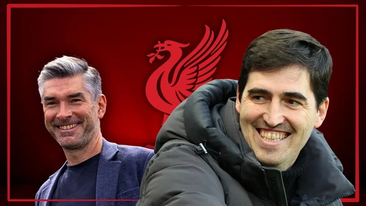 Entrenadores sonriendo con el logo de Liverpool de fondo Entrenadores sonriendo con el logo de Liverpool de fondo