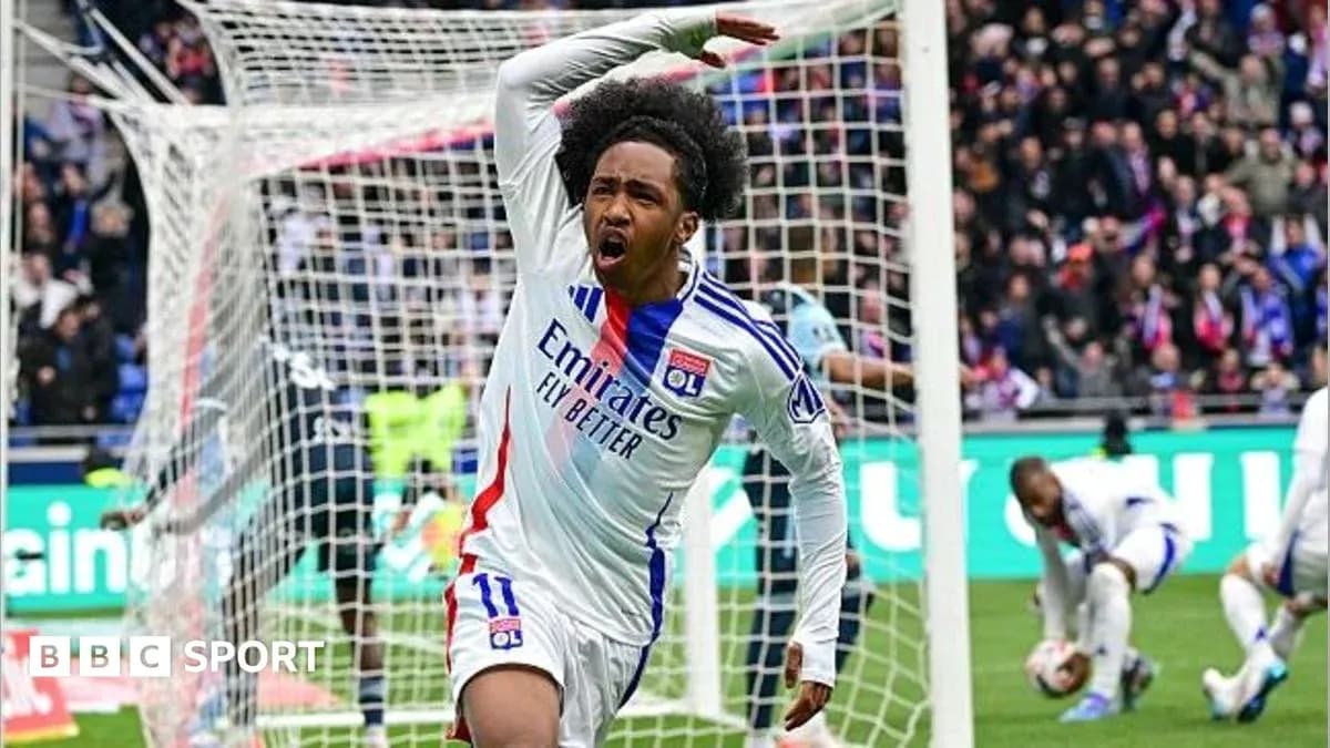Jugador de Lyon celebrando un gol en el estadio Jugador de Lyon celebrando un gol en el estadio