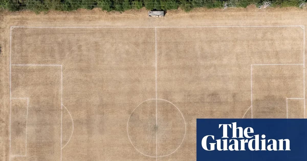 Campo de fútbol seco visto desde arriba Campo de fútbol seco visto desde arriba