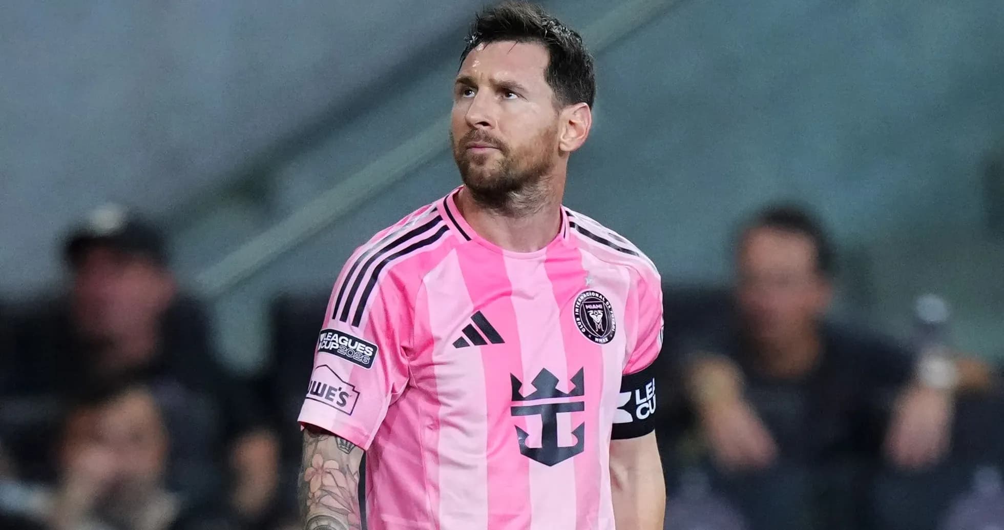 Jugador con camiseta rosa de Inter Miami en el partido Jugador con camiseta rosa de Inter Miami en el partido