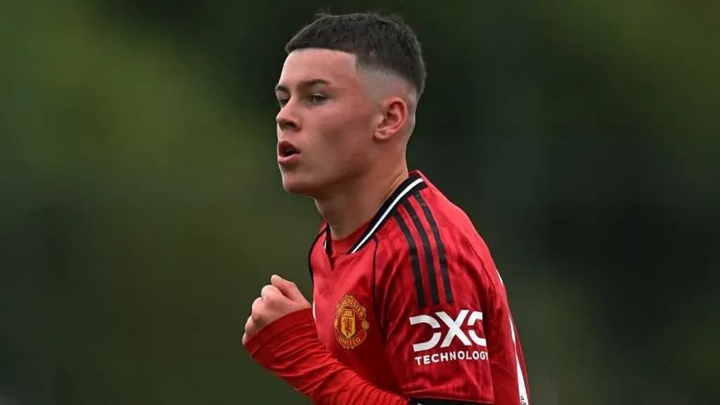 Jugador de Manchester United corriendo en el campo Jugador de Manchester United corriendo en el campo