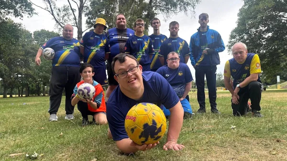 Grupo de jugadores de fútbol posando en el campo Grupo de jugadores de fútbol posando en el campo