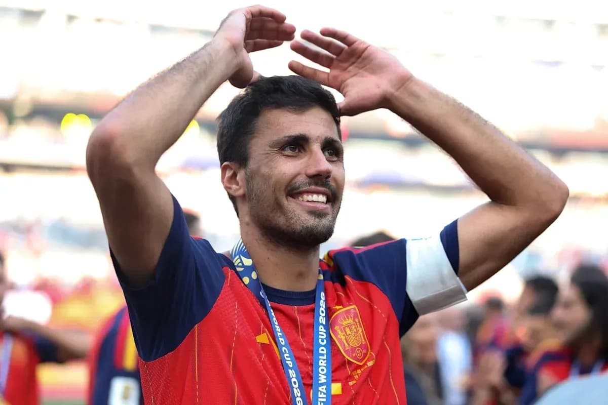 Jugador celebrando con camiseta de España tras partido Jugador celebrando con camiseta de España tras partido