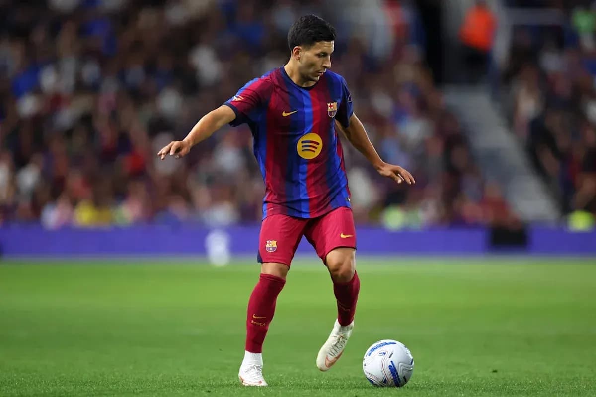 Jugador del Barcelona controlando el balón en el campo Jugador del Barcelona controlando el balón en el campo
