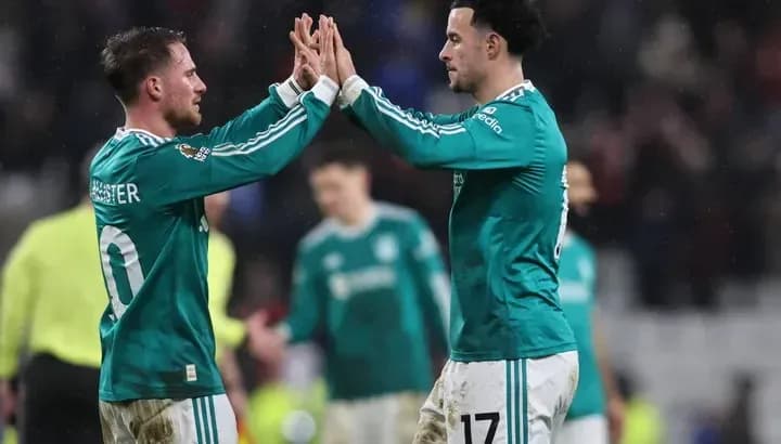 Jugadores chocando las manos en celebración Jugadores chocando las manos en celebración