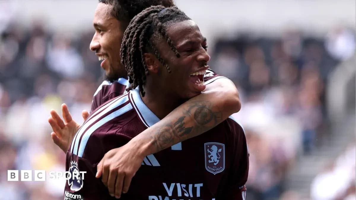 Jugadores de Aston Villa celebrando un gol juntos Jugadores de Aston Villa celebrando un gol juntos