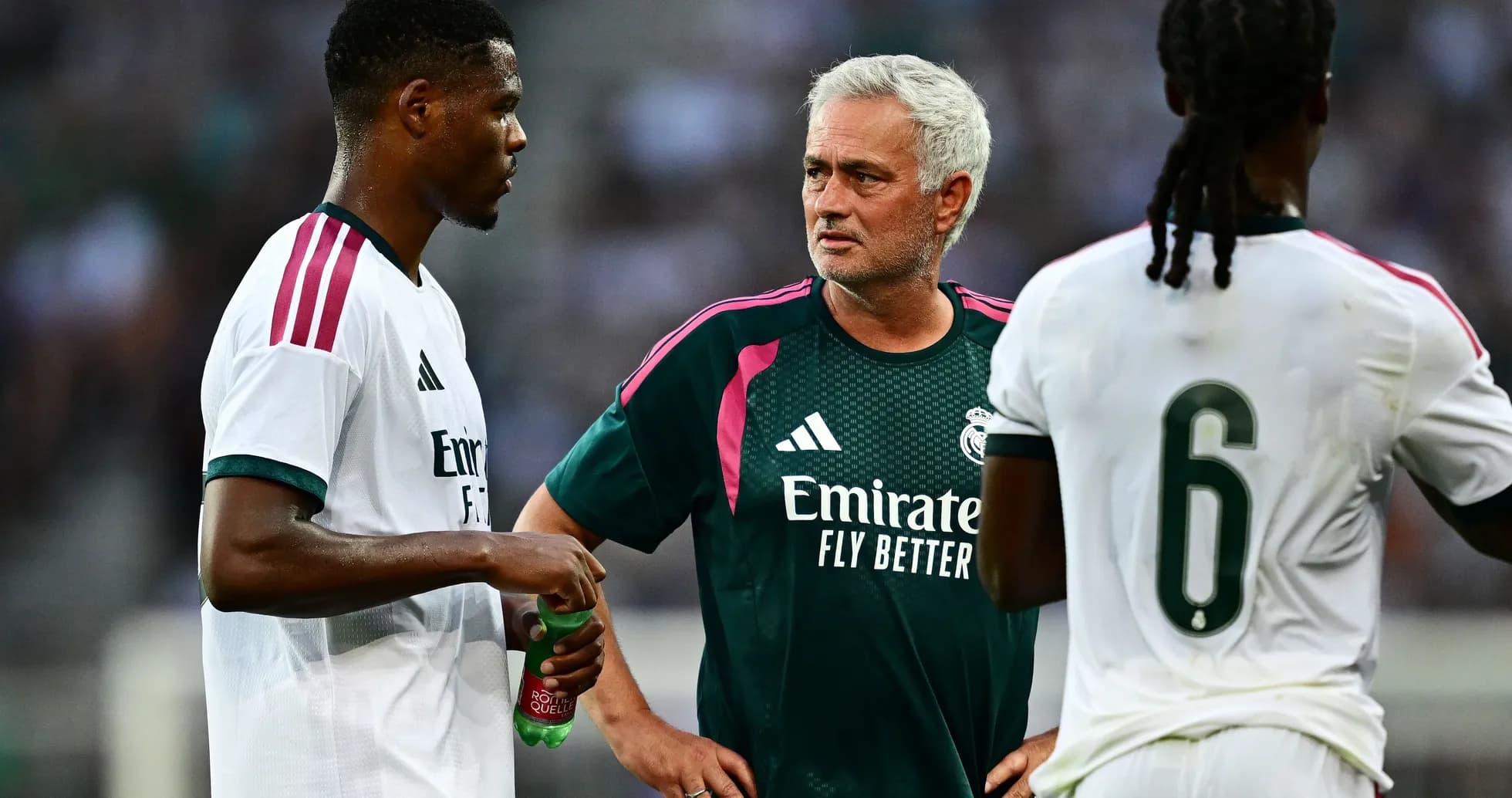 Jose Mourinho conversando con jugadores del Real Madrid Jose Mourinho conversando con jugadores del Real Madrid