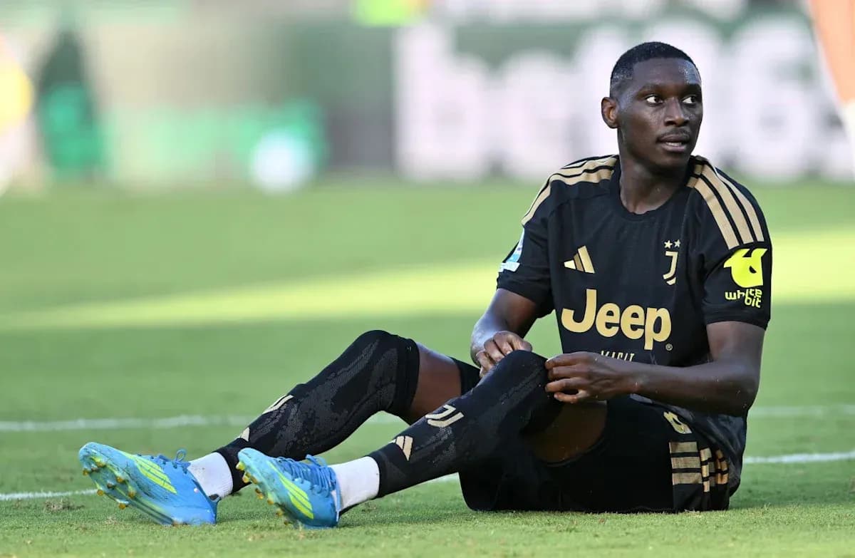 Jugador de Juventus sentado en el campo de juego Jugador de Juventus sentado en el campo de juego
