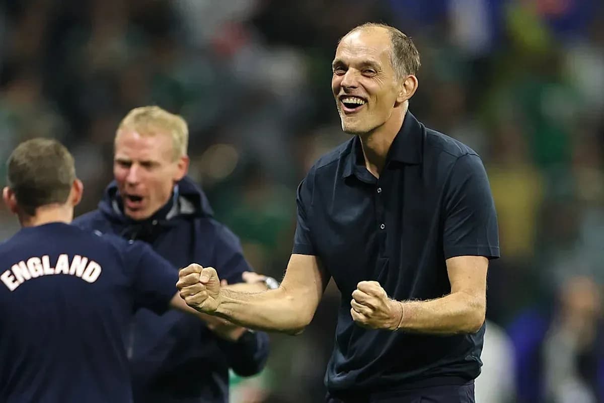 Entrenador celebrando con entusiasmo durante el partido Entrenador celebrando con entusiasmo durante el partido