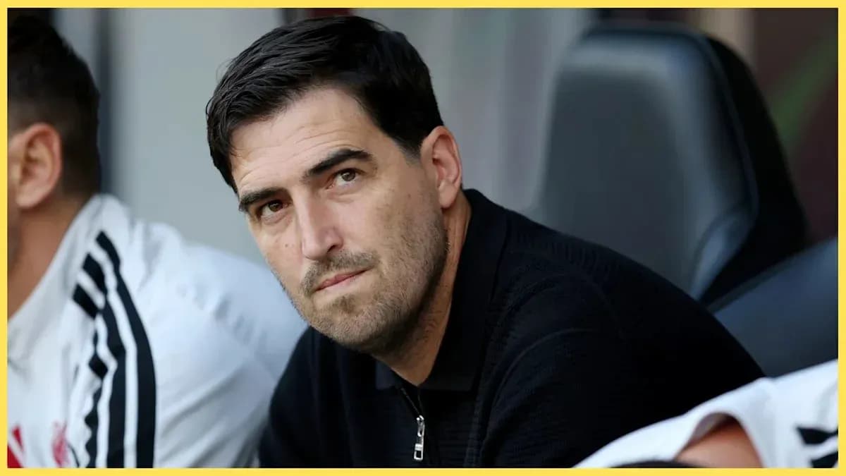 Entrenador sentado en el banquillo durante el partido Entrenador sentado en el banquillo durante el partido