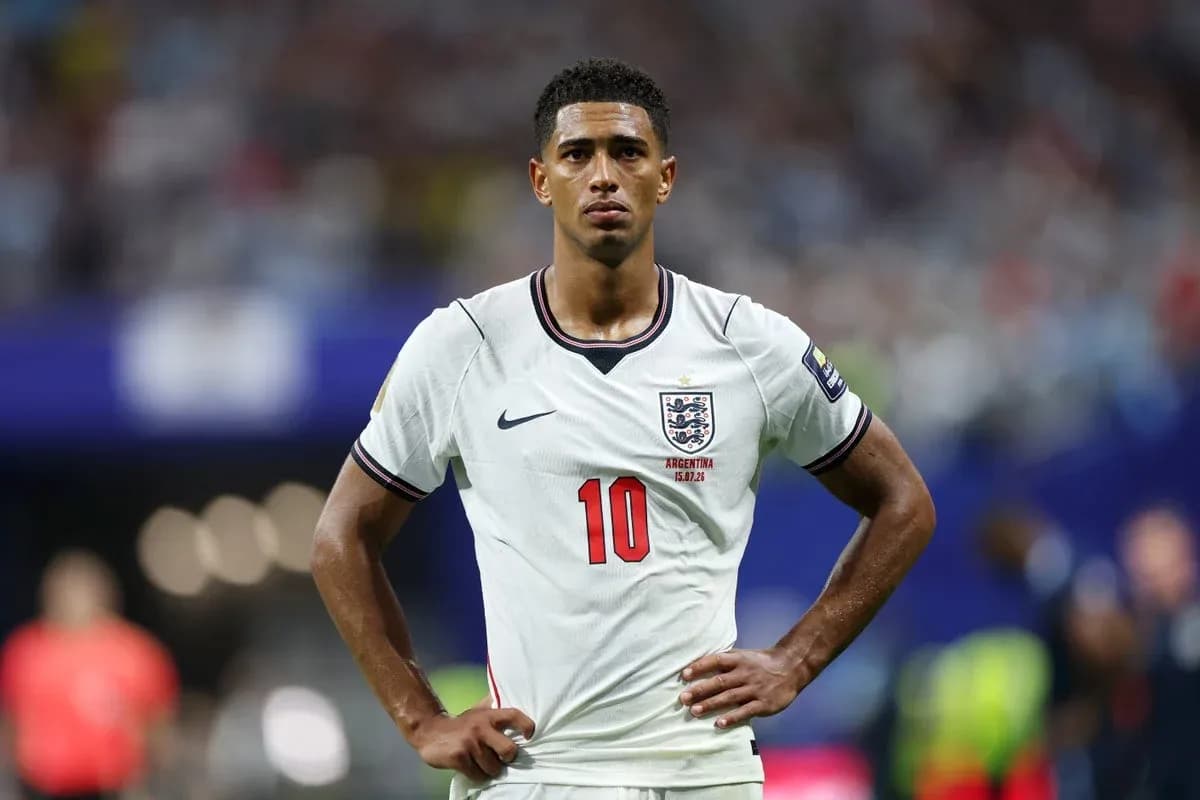Jugador de Inglaterra con camiseta número 10 en el campo Jugador de Inglaterra con camiseta número 10 en el campo