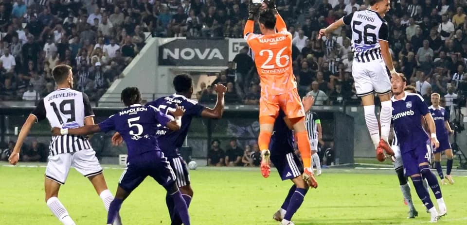 Jugadores en acción durante el partido PAOK vs Anderlecht Jugadores en acción durante el partido PAOK vs Anderlecht