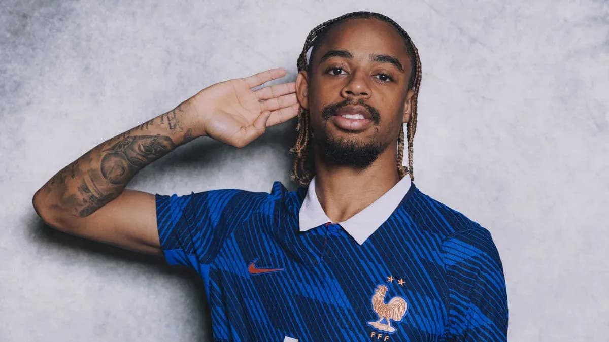 Jugador de fútbol posando con camiseta de Francia Jugador de fútbol posando con camiseta de Francia