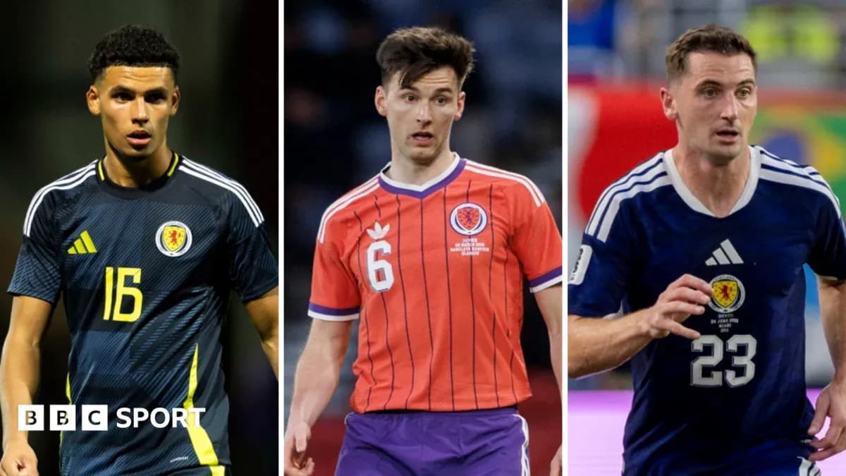 Tres jugadores escoceses en uniformes de fútbol Tres jugadores escoceses en uniformes de fútbol