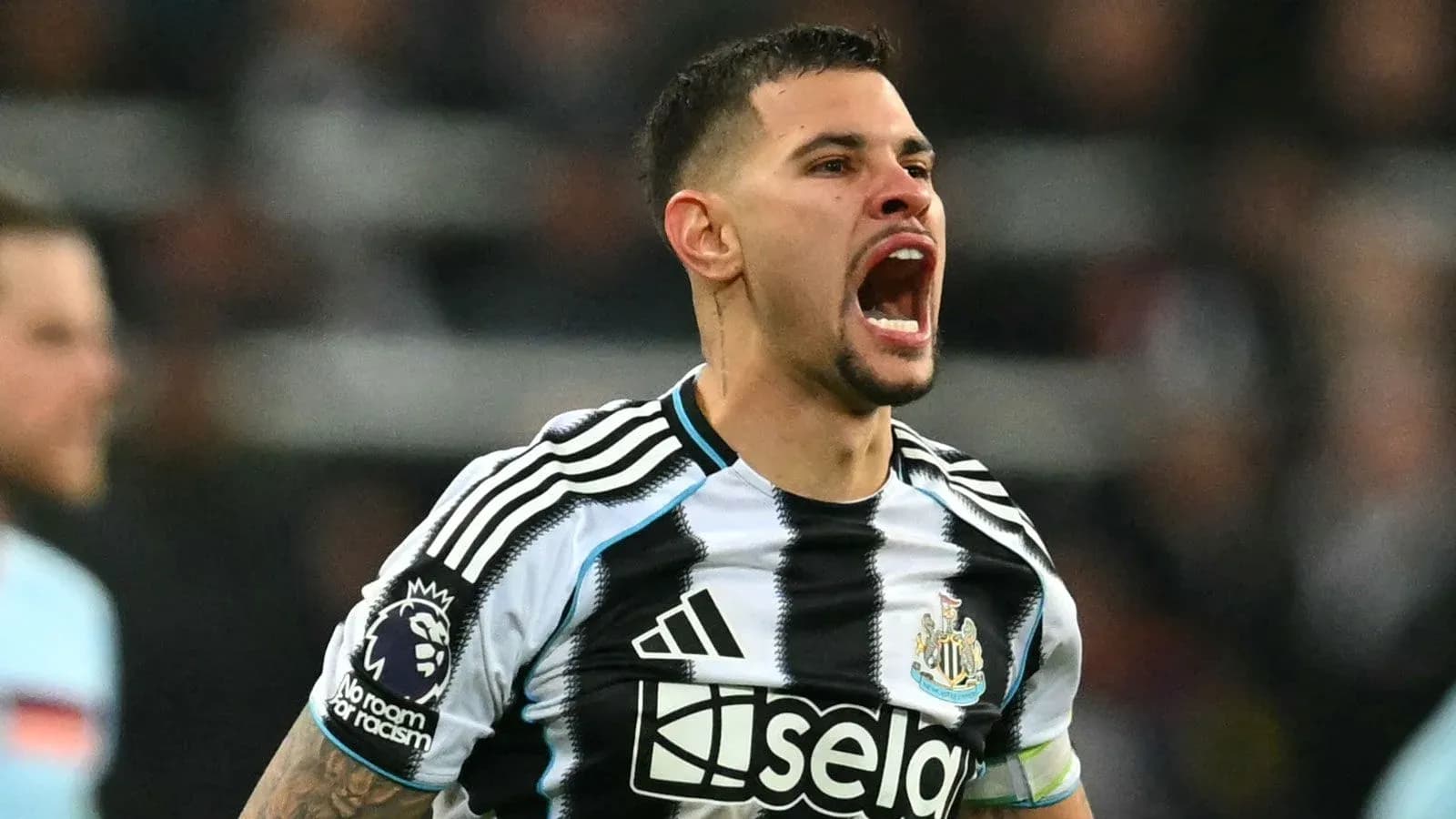 Jugador de Newcastle United celebrando en el campo Jugador de Newcastle United celebrando en el campo