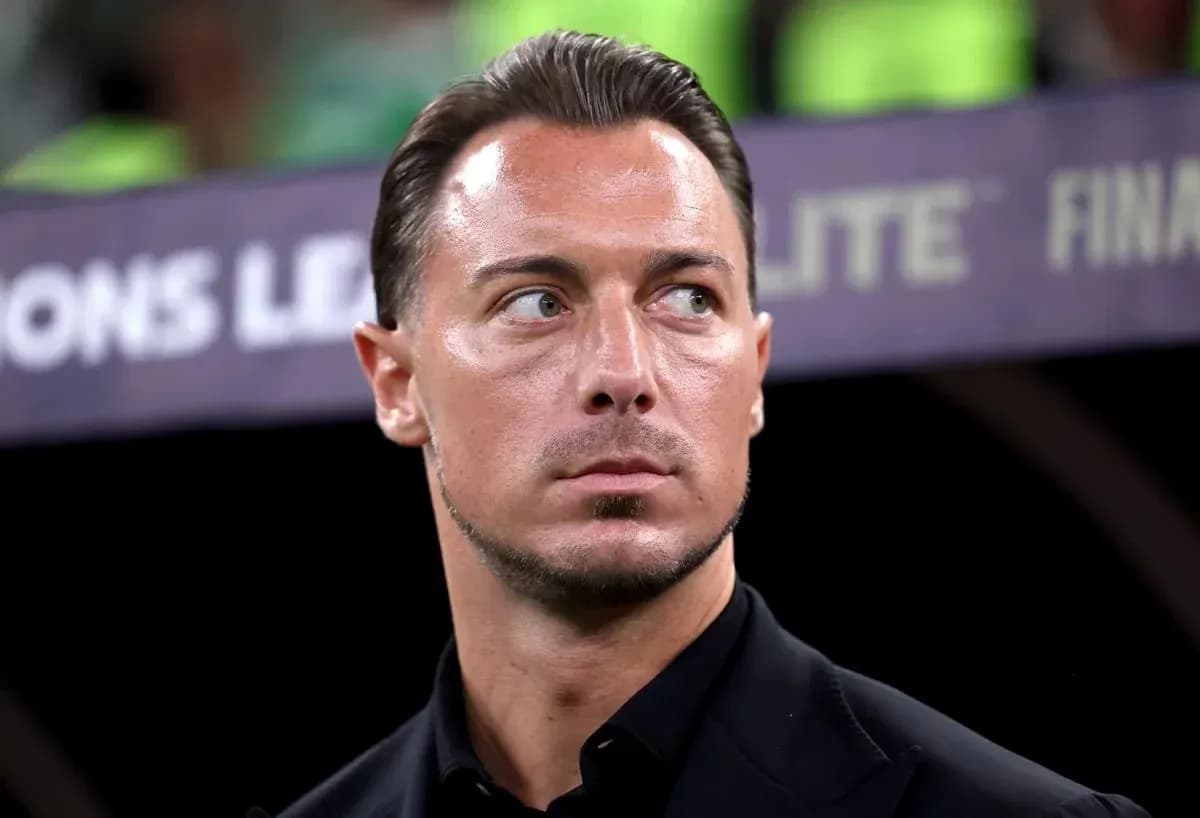 Entrenador observando el partido desde la banda Entrenador observando el partido desde la banda