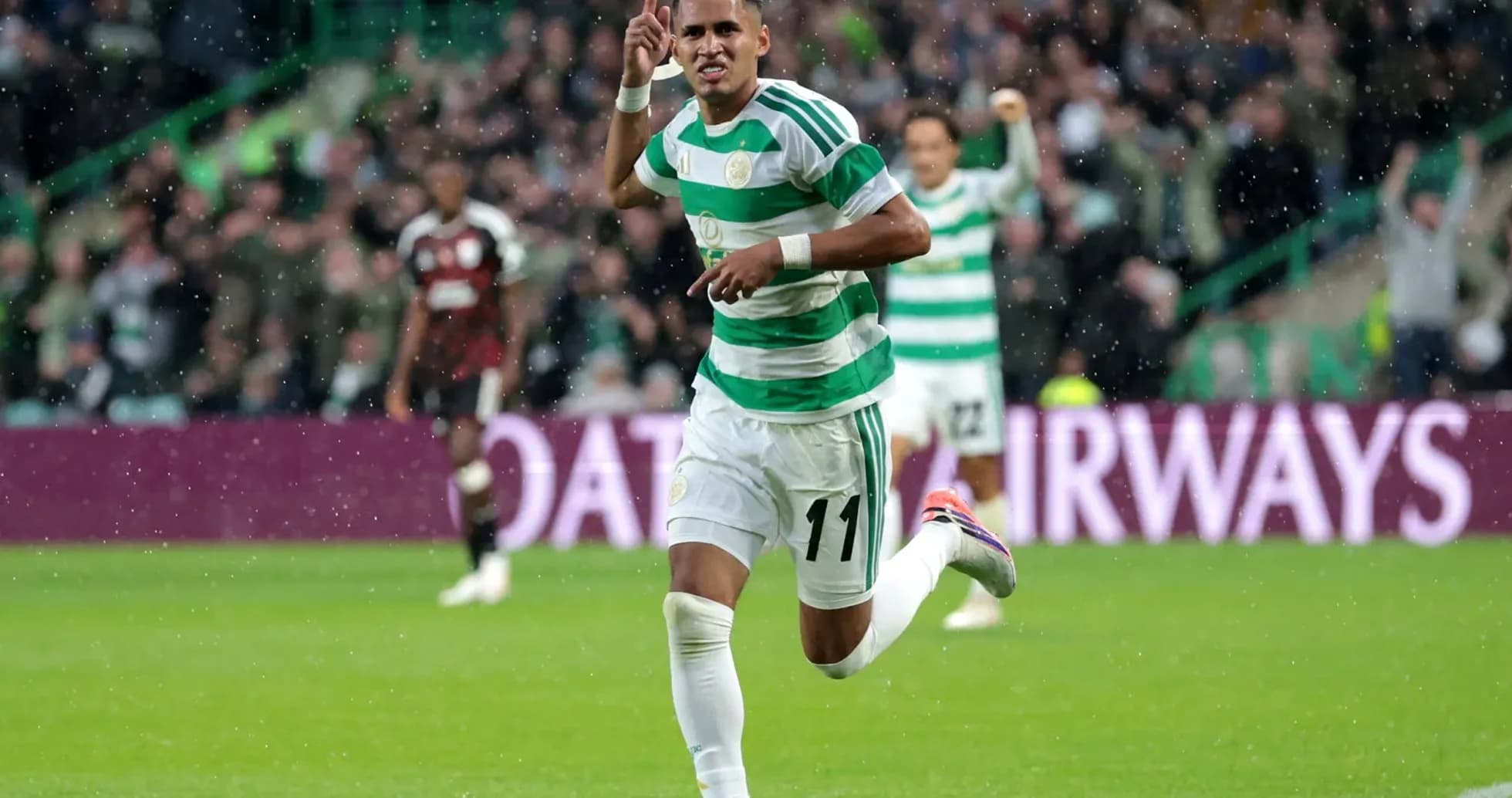 Jugador de Celtic celebrando un gol en partido Jugador de Celtic celebrando un gol en partido
