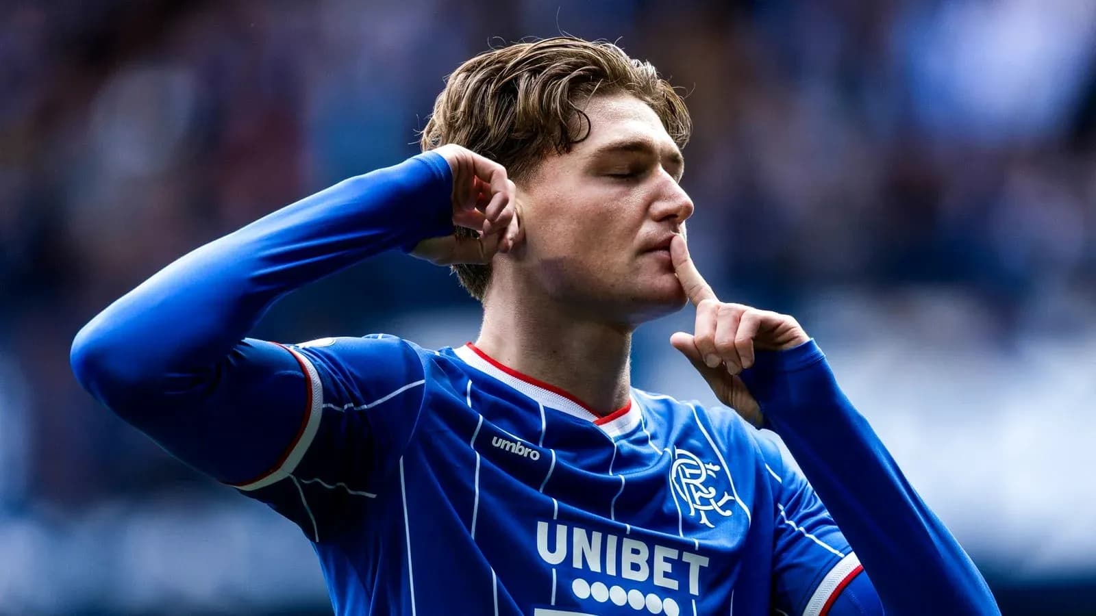 Jugador de Rangers haciendo gesto de silencio Jugador de Rangers haciendo gesto de silencio