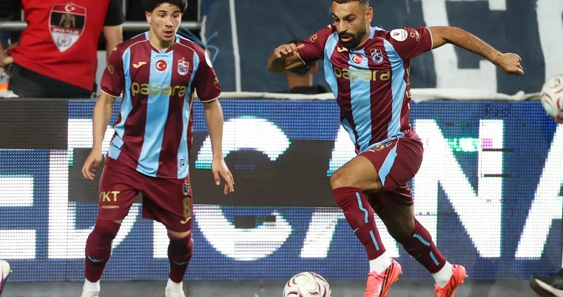 Jugadores de Trabzonspor en acción durante el partido Jugadores de Trabzonspor en acción durante el partido