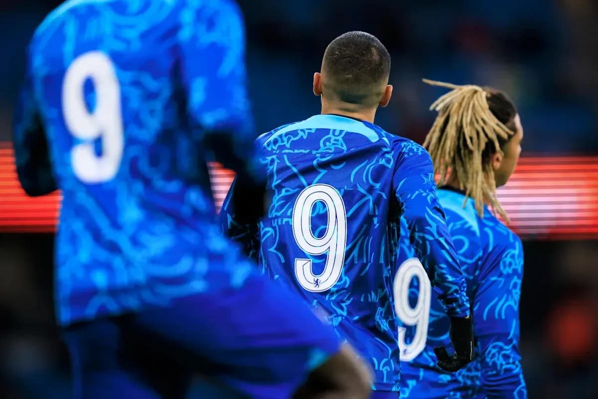 Jugadores con camisetas azules con el número 9 Jugadores con camisetas azules con el número 9
